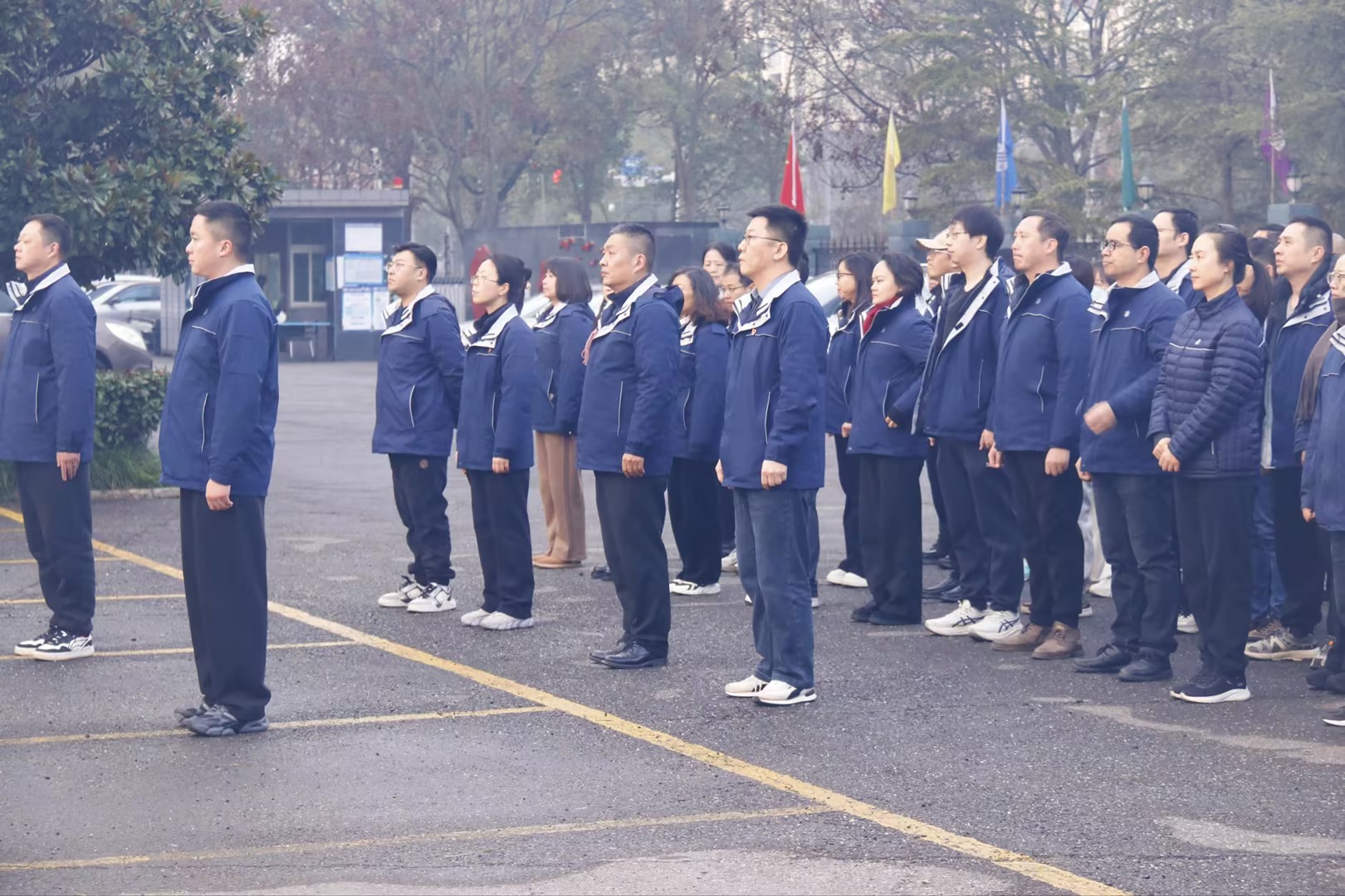 晨光映旗起新篇，凝新奮進(jìn)新征程